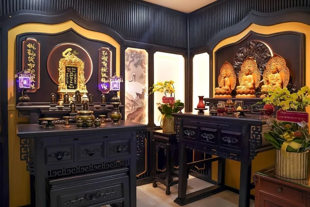 Không gian thờ Gia tiên với bàn thờ gỗ chạm khắc và ánh sáng ấm